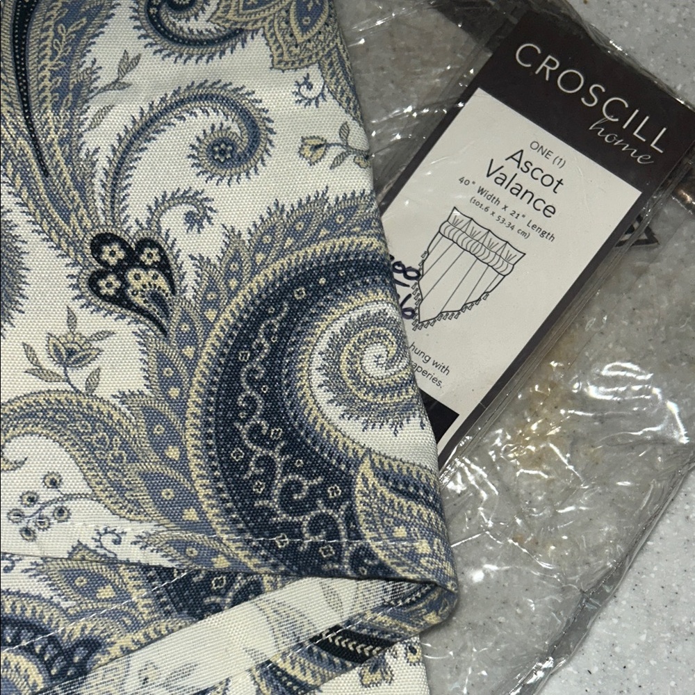 Waver Ky Traditions Paisley Fabric in Blue and Cream Valance
